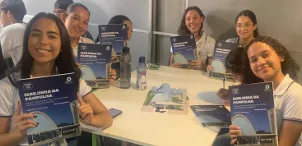 Estudantes com materiais educativos em atividade formativa