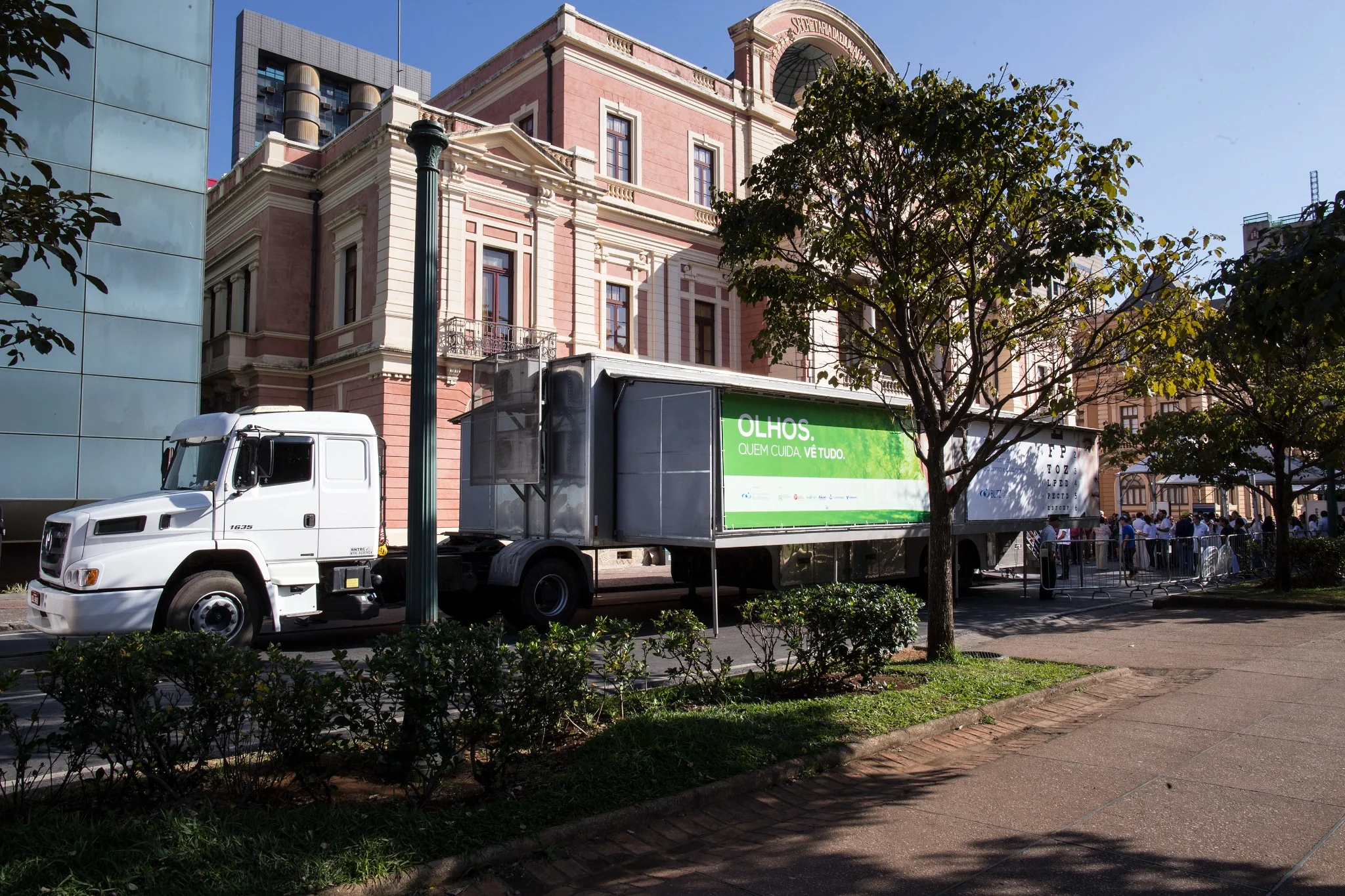 Apresentação de educação ambiental para crianças ao ar livre